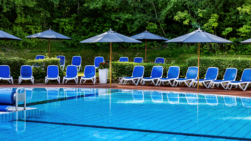 Außenpool mit genügend Liegemöglichkeiten (c) Josephin Fein (Hotel Das Ludwig)