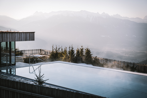 Außenpool mit spektakulärem Bergpanorama © Marika Unterladstaetter@MountainHideaways (Tratterhof)