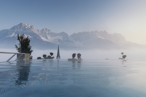 Aussicht auf die verschneite Berglandschaft aus dem Pool genießen (c) Daniel Zangerl (Hotel Das Kaiserblick)