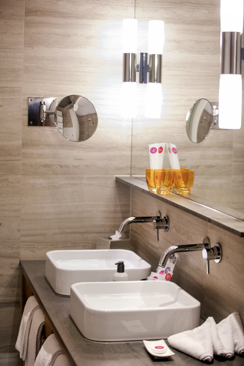 Bad mit Pflegeprodukten (c) Johanna Gunnberg (VALLUGA Hotel)