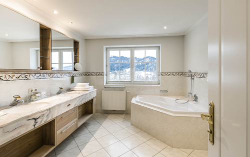 Badezimmer der Familiensuite im Kaiserschlössel des Hotel Peternhof (c) Hannes Niederkofler