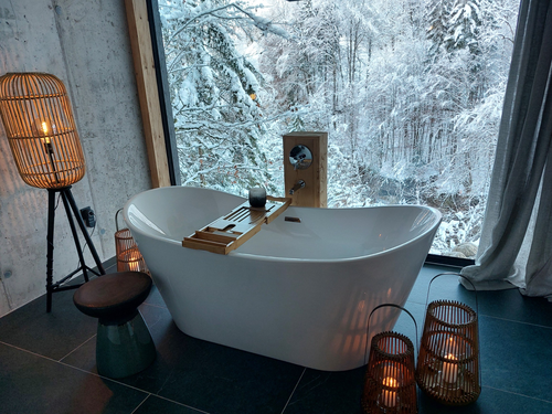 Badezimmer mit Blick auf Winterlandschaft © Fourelements