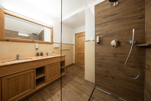 Badezimmer mit Dusche (c) Florian ANDERGASSEN