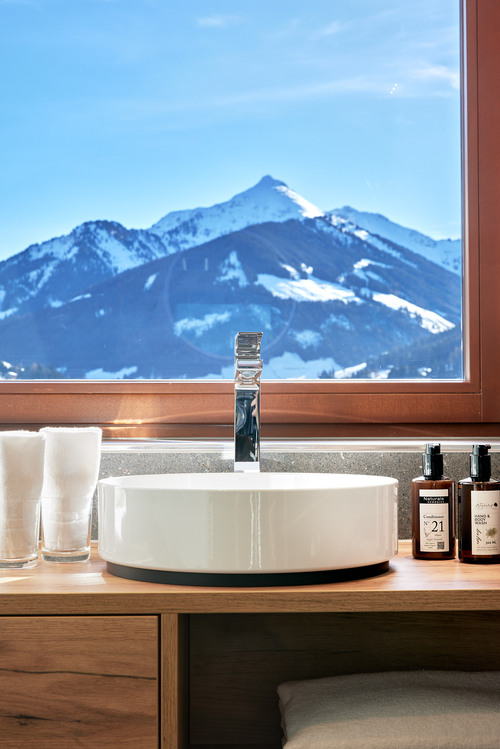 Badezimmer mit winterlicher Aussicht (Der Böglerhof)