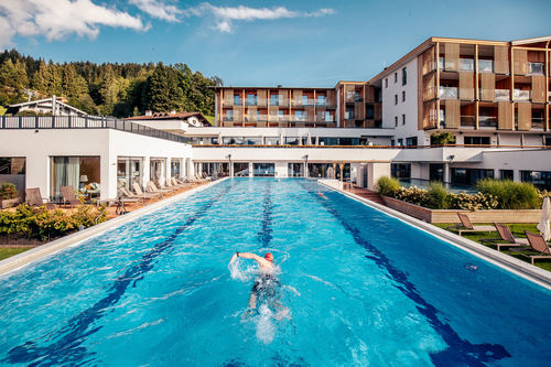 Bahnen schwimmen im hoteleigenen Pool (c) Daniel Waschnig  (Das Hohe Salve Sportresort)
