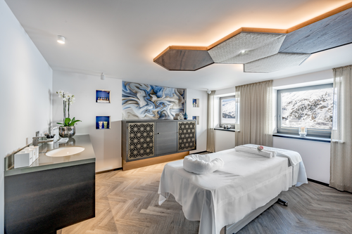 Behandlungsraum im Beauty-Bereich in stilvollem Design (Hochfirst)