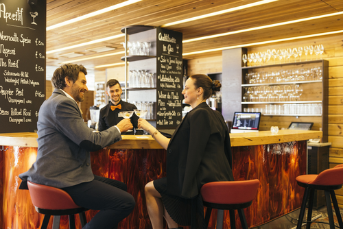 Bei der Bar mit Drinks anstoßen (c) Daniel Zangerl (Hotel Das Kaiserblick)