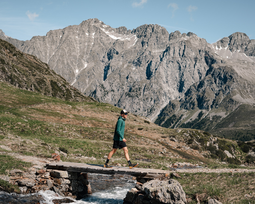 Bergbachüberquerung im Wanderparadies (c) PLAICKNER (Kronplatz Brand)