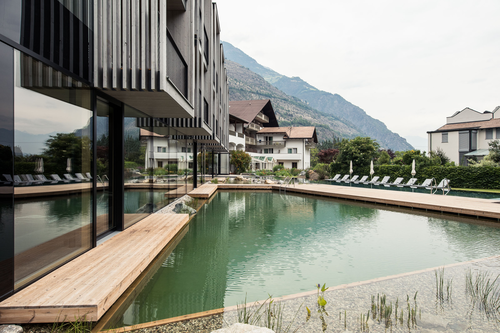 Blick auf den Naturteich des Hotels (c) Florian Andergassen (Hotel Sand)
