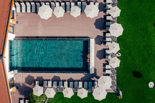 Blick auf den Outdoorpool mit Liegemöglichkeiten (c) Daniel Waschnig (Das Walchsee Aktivresort)