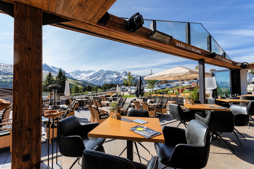 Blick aus dem Day &amp; Dinner Club SUSI ALM mit Cabrio-Dach (MY ALPENWELT RESORT)