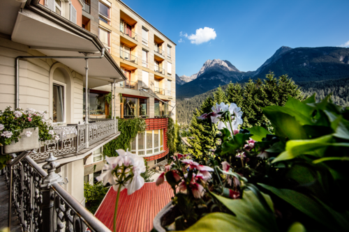 Blühender Hotelbalkon ©Andrea Badrutt (Hotel Belvedere)
