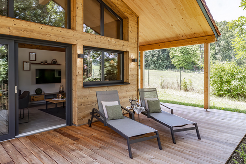 Chalet_außen_Terrasse (Vital CAMP Bayerbach)