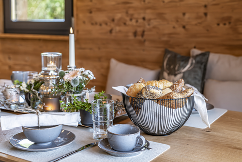 Chalet_innen_Frühstück (Vital CAMP Bayerbach)