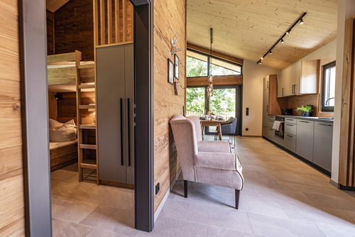 Chalet_innen_Küche_Kinderzimmer (Vital CAMP Bayerbach)