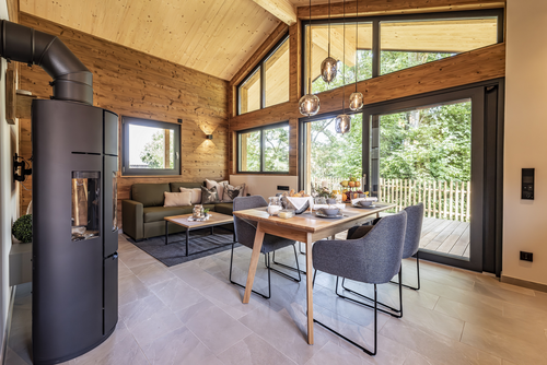 Chalet_innen mit Ofen (Vital CAMP Bayerbach)