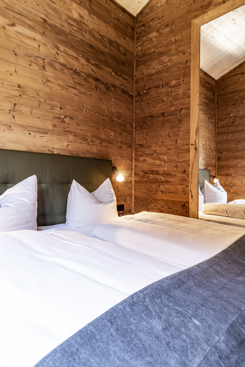 Chalet_innen_Schlafzimmer (Vital CAMP Bayerbach)