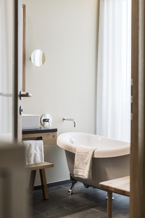 Das Badezimmer des Zimmer Belvederes (c) Alex Filz (Alpin Panorama Hotel Hubertus)