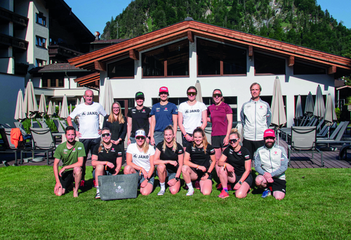 Das gesamte DSV-Weltcup Damen Team im Das Walchsee Aktivresort (c) DSV