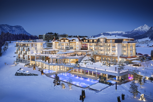 Das Hotel bei Nacht (Panorama Royal)