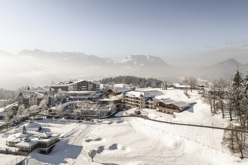 Das Hotel im Winterwonderland (c) Hannes Niederkofler (Hotel Peternhof) .jpg