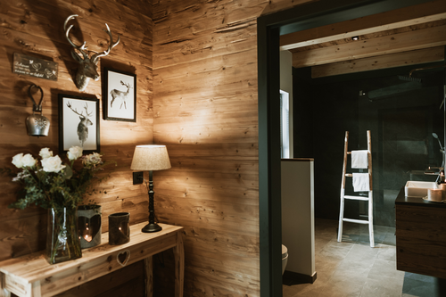 Dekorierter Vorraum in den Bayern Village-Chalets (c) Matt und Glänzend (Vital CAMP Bayerbach)