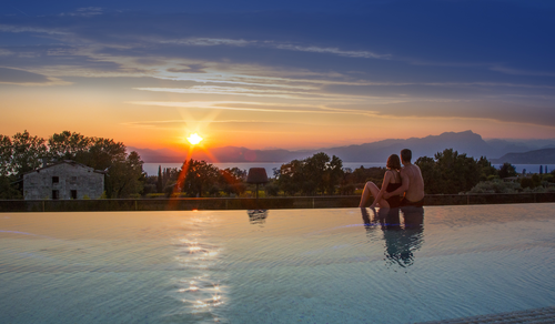 Den Sonnenuntergang am Pool genießen (Quellenhof Luxury Resort Lazise)