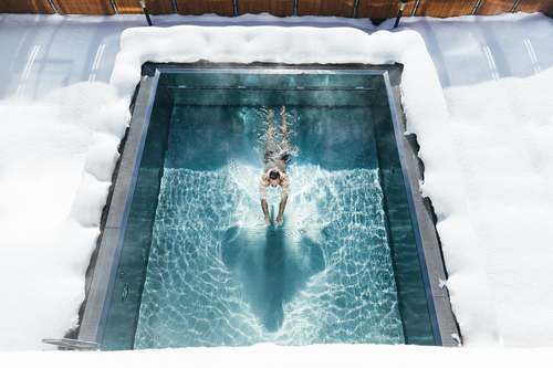 Der Außenpool umgeben von einer Schneedecke (c) West Werbeagentur (Hotel Klausnerhof)