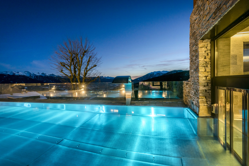 Der beleuchtete Außenpool bei Dämmerung © Günter Standl (Tratterhof)