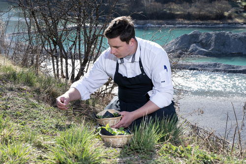 Der Küchenchef beim Kräutersammeln (c) Karl-Heinz Hug (Hotel Belvedere)