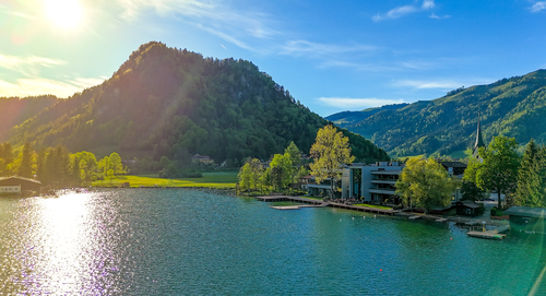 Der private Liegebereich mit direktem Seezugang lädt zum Entspannen ein (c) Simon Hausberger (Das Walchsee Aktivresort &amp; Refugium Lakeside)