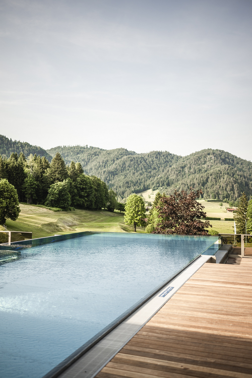Der traumhafte Infinity-Pool (c) Hannes Niederkofler (Hotel Peternhof)