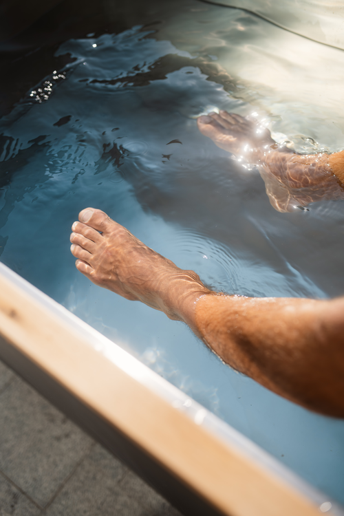 Die Abwehrkräfte im Eisbad aktivieren (c) Marktl Photography (IMPULS HOTEL TIROL)