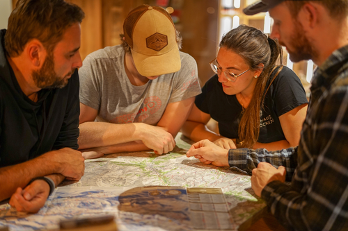 Die Berghaus-Gäste werden aus 1. Hand informiert. Paul berät Gäste bei der Tourenplanung (Berghaus Schröcken)