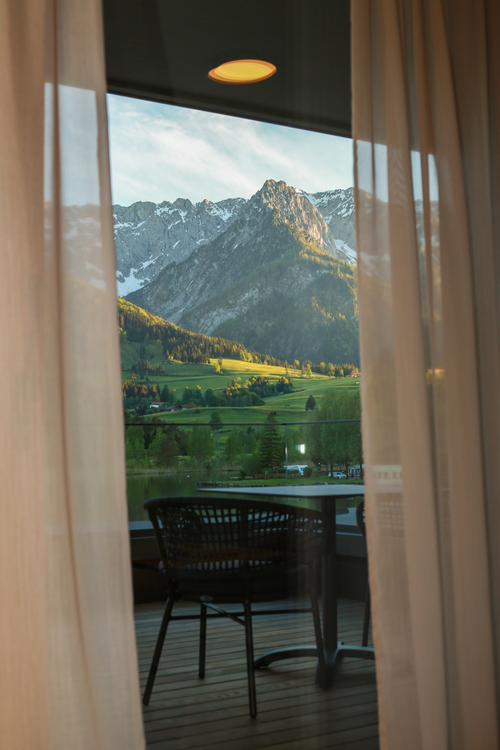 Direkt am See mit traumhaftem Blick in die umliegende Bergwelt (c) Simon Hausberger (Das Walchsee Aktivresort &amp; Refugium Lakeside)