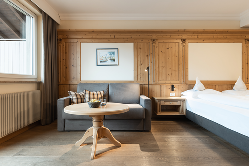Doppelzimmer Süd mit Sofa (c) Florian ANDERGASSEN