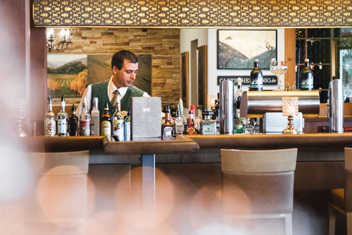 Drinks an der Hotelbar genießen (c) West Werbeagentur (Hotel Klausnerhof)