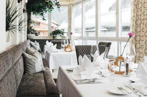 Edel gedeckte Tische im Wintergarten (c) West Werbeagentur (Hotel Klausnerhof)