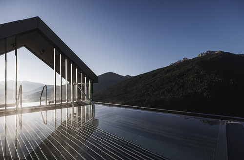 Eintauchen in den Heaven Pool (Alpin Panorama Hotel Hubertus)