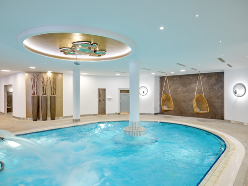 Entspannender Innenpool in der Therme (c) Marcel Peda (Hotel Maximilian)
