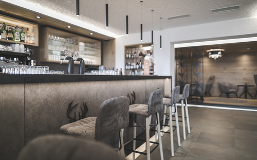 Entspannter Abend an der Hotelbar ©Manuel Kottersteger (Alpin Panorama Hotel Hubertus)