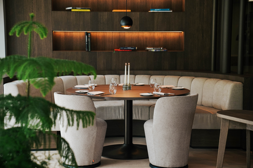 Exquisites Design im Speisesaal (Hotel Badia Hill)