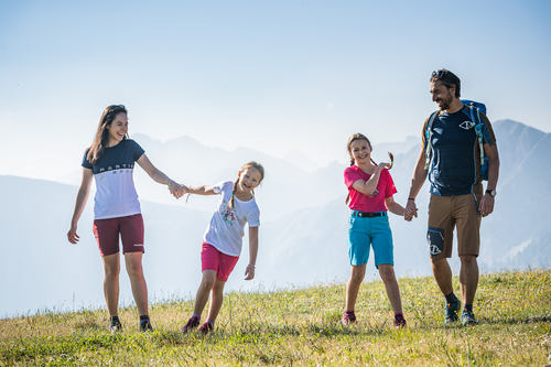 Familie in den Bergen (c) Harald Wisthaler (Kronplatz Brand)