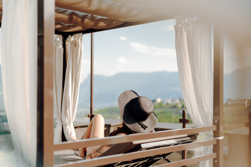 Frau entspannt in der Sonne (Hotel Golserhof)