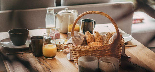 Frühstückskorb, gefüllt mit regionalen Köstlichkeiten, direkt ins Haus. (Fourelements)