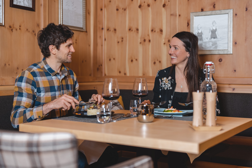 Gemeinsames Abendessen (c) Mathäus Gartner (Das Walchsee Aktivresort)