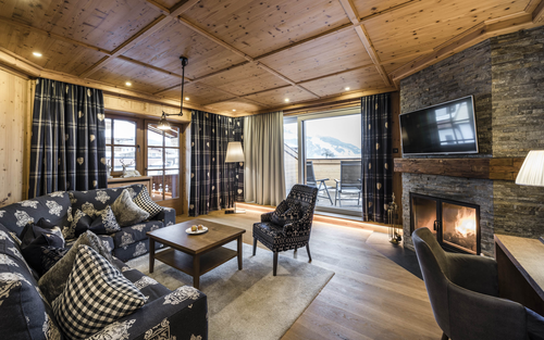 Gemütlicher Wohnraum der Suite Wilder Kaiser im Hotel Peternhof (c) Hannes Niederkofler 