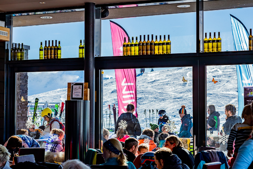 Genussvoller Ausblick aus dem Bergrestaurant Gipfeltreffen auf 2.300m (MY ALPENWELT RESORT)