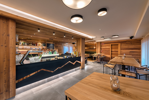 Große Auswahl an der Bar (Ravelli Hotels)