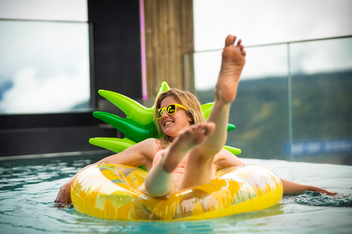 gute_laune_im_pool_c_my_alpenwelt_resort.jpg